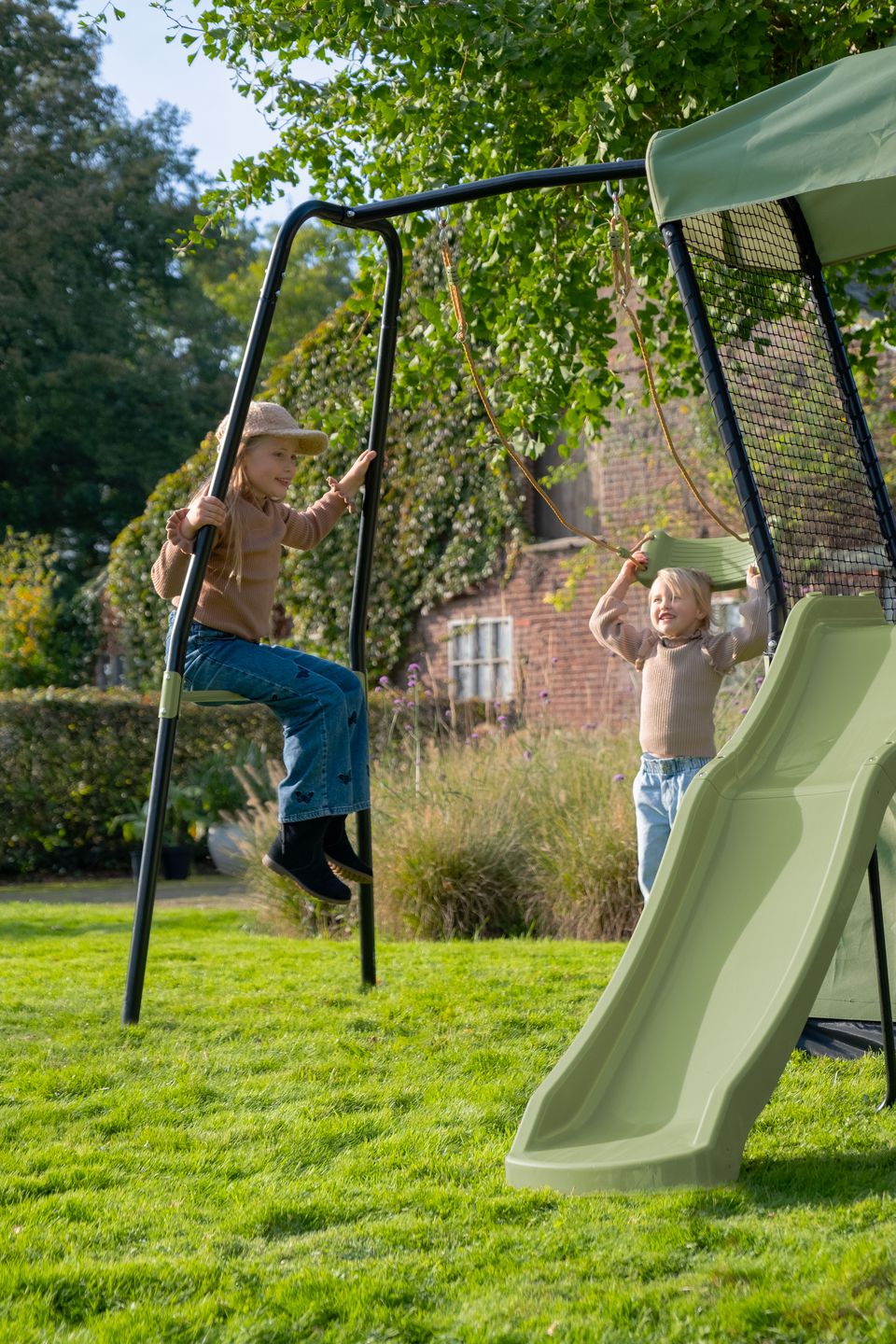 Spielturm Ivy mit Schaukel, 1 Sitz (FSC®100%)