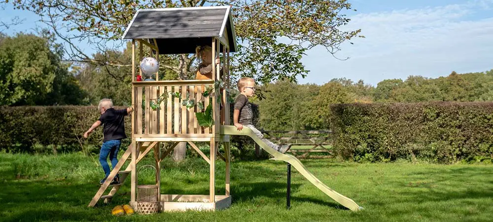 Spielhaus am Boden oder auf Stelzen?