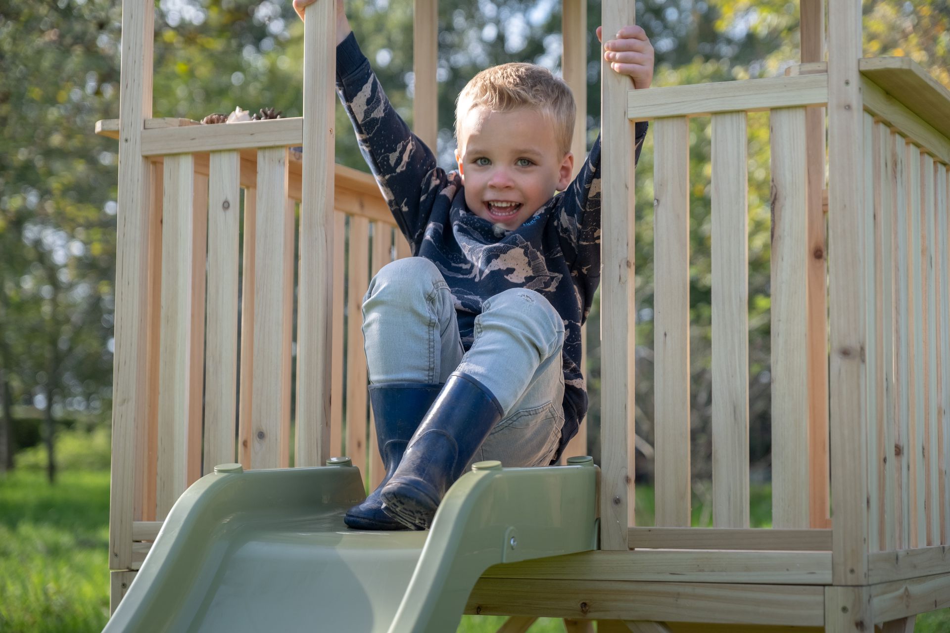 Panorama 500 Holzspielhaus mit Rutsche und Sandkasten