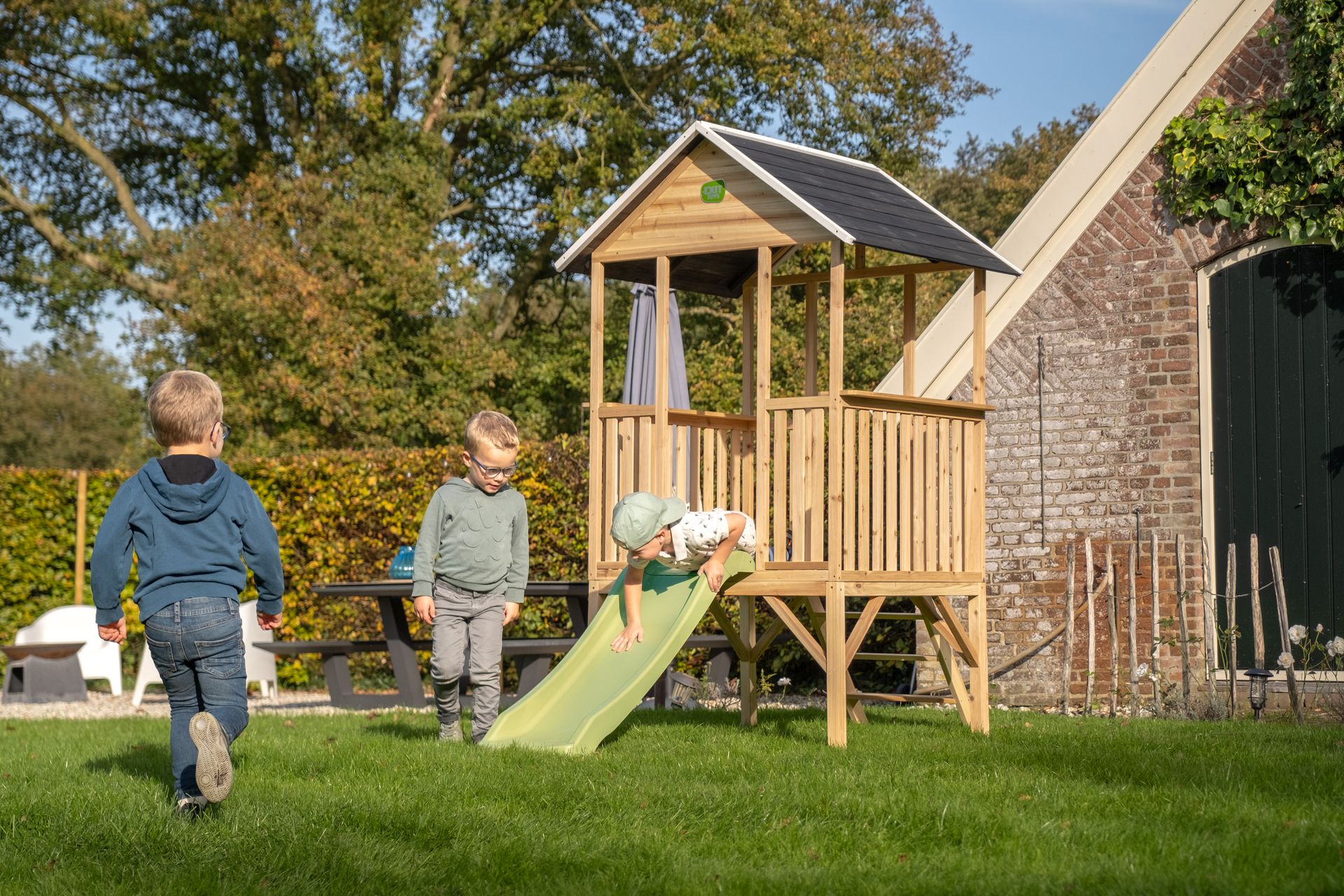 Panorama 300 Holzspielhaus mit Rutsche
