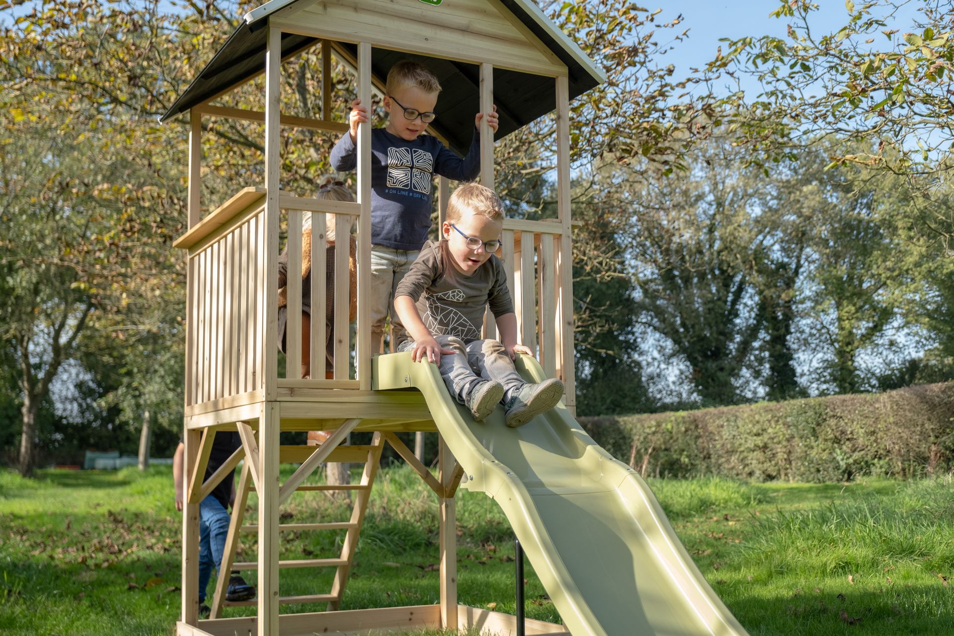 Panorama 500 Holzspielhaus mit Rutsche und Sandkasten