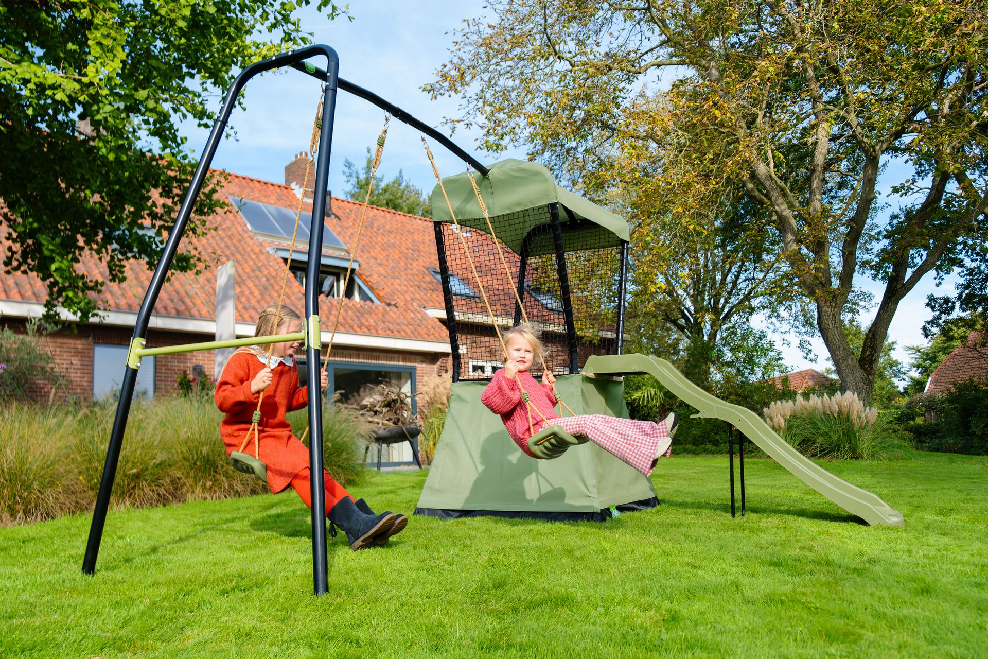 Spielturm Ivy mit Schaukel, 2 Sitze (FSC®100%)