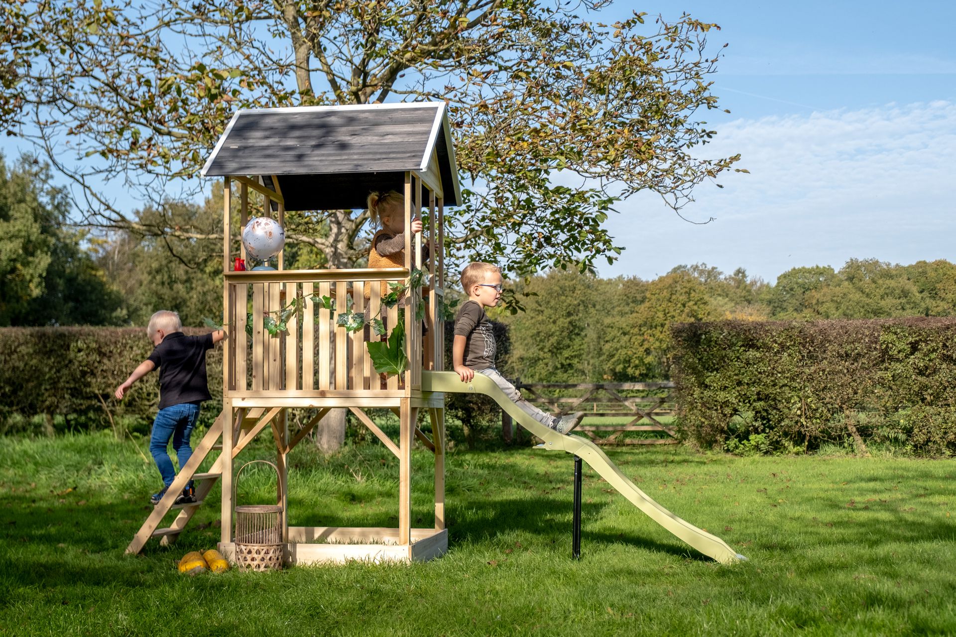 Panorama 500 Holzspielhaus mit Rutsche und Sandkasten