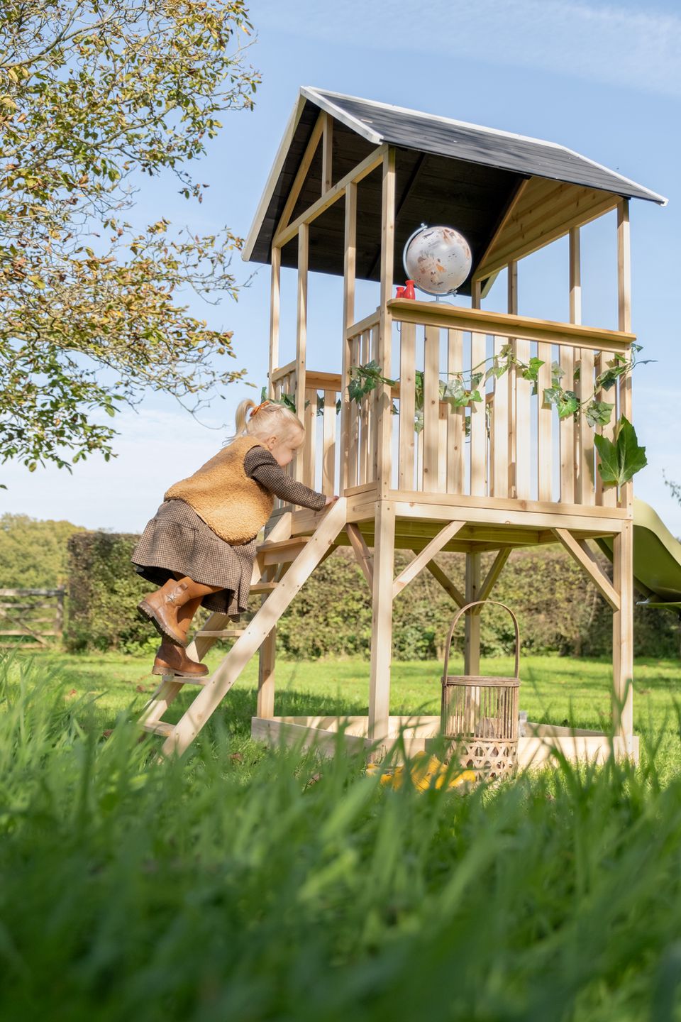 Panorama 500 Holzspielhaus mit Rutsche und Sandkasten