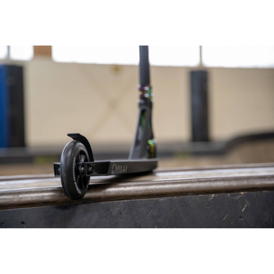 Chilli Pro Scooter Beast V2 schwarz rainbow neochrome