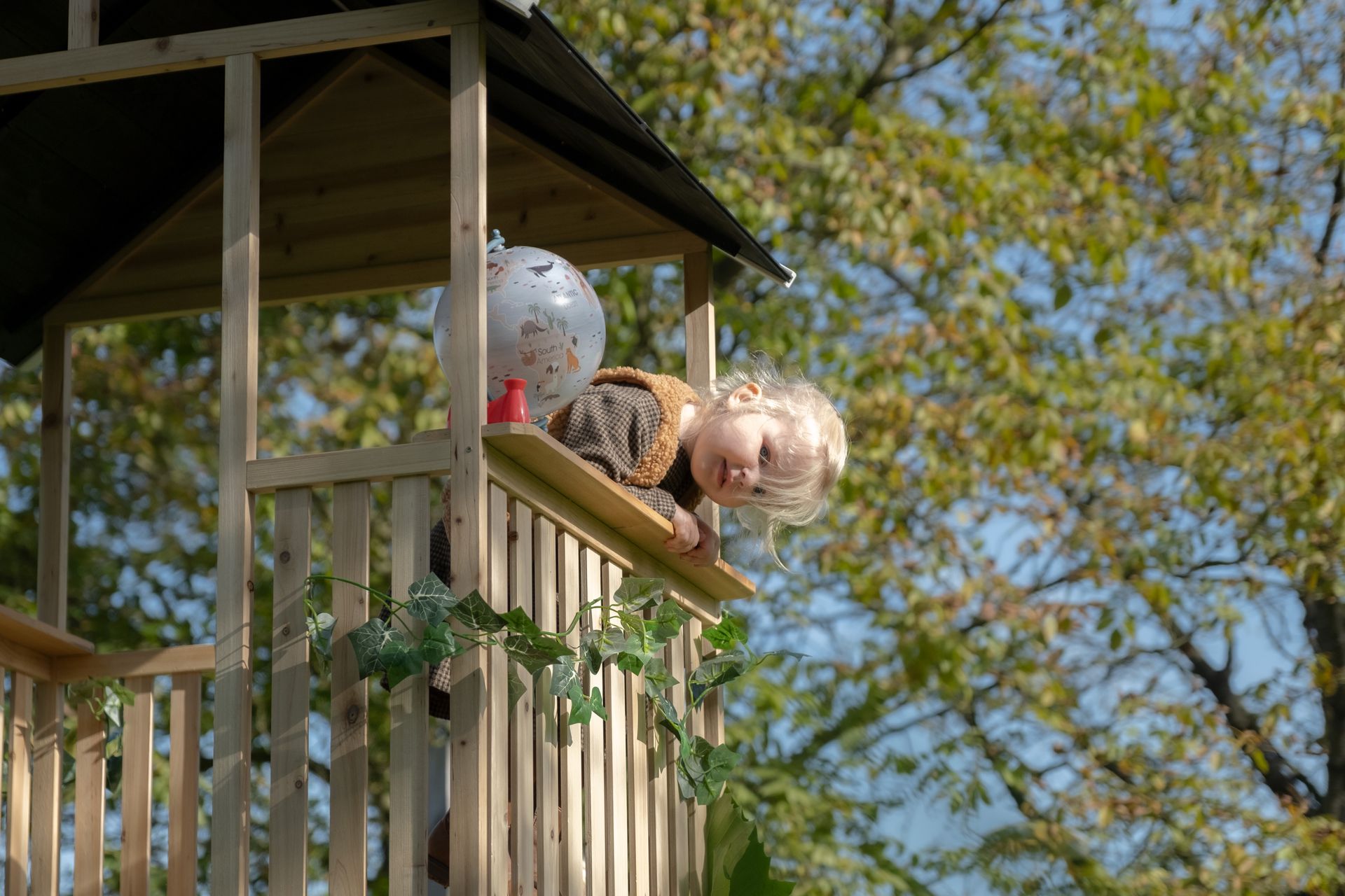 Panorama 500 Holzspielhaus mit Rutsche und Sandkasten