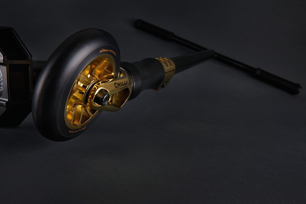 Chilli Pro Scooter Reaper Crown Schwarz Gold