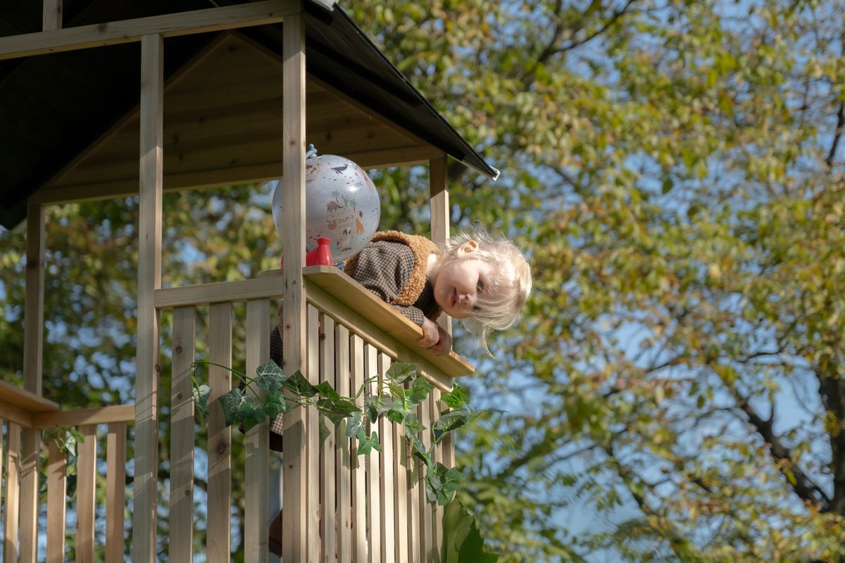 Panorama 500 Holzspielhaus mit Rutsche und Sandkasten